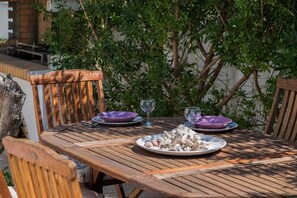 Outdoor dining - Estrella Home, Cottage (Aegina)