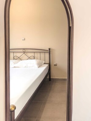 アイロン / アイロン台、WiFi (無料)、ベッドシーツ