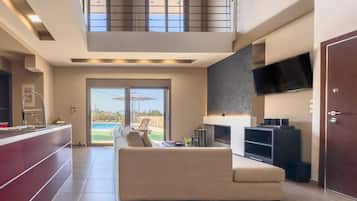 TV, fireplace