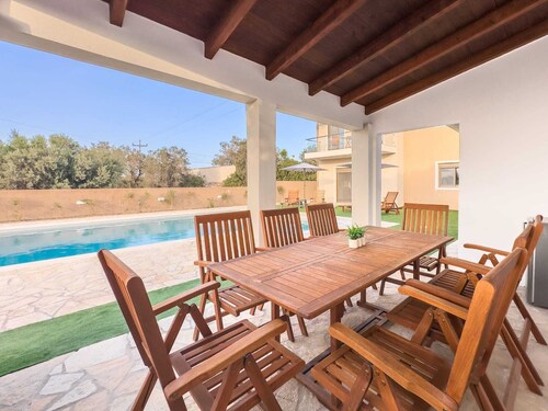 Villa Nirome xlarge private pool, Cottage