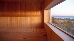 Un sauna en bois avec vue sur la mer.