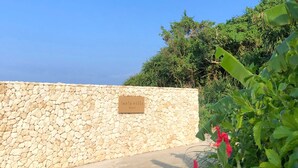 A stone wall with a sign reading "Solavilla Kouri".