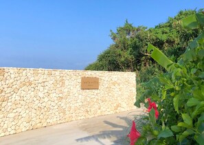 Un muro de piedra con un cartel que dice 'Solavilla Kouri'.
