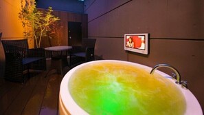 Indoor spa tub