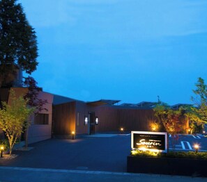 A modern building with a sign for 'Sourin' restaurant. - Oita Onsen Business Resort Sourin (Oita)