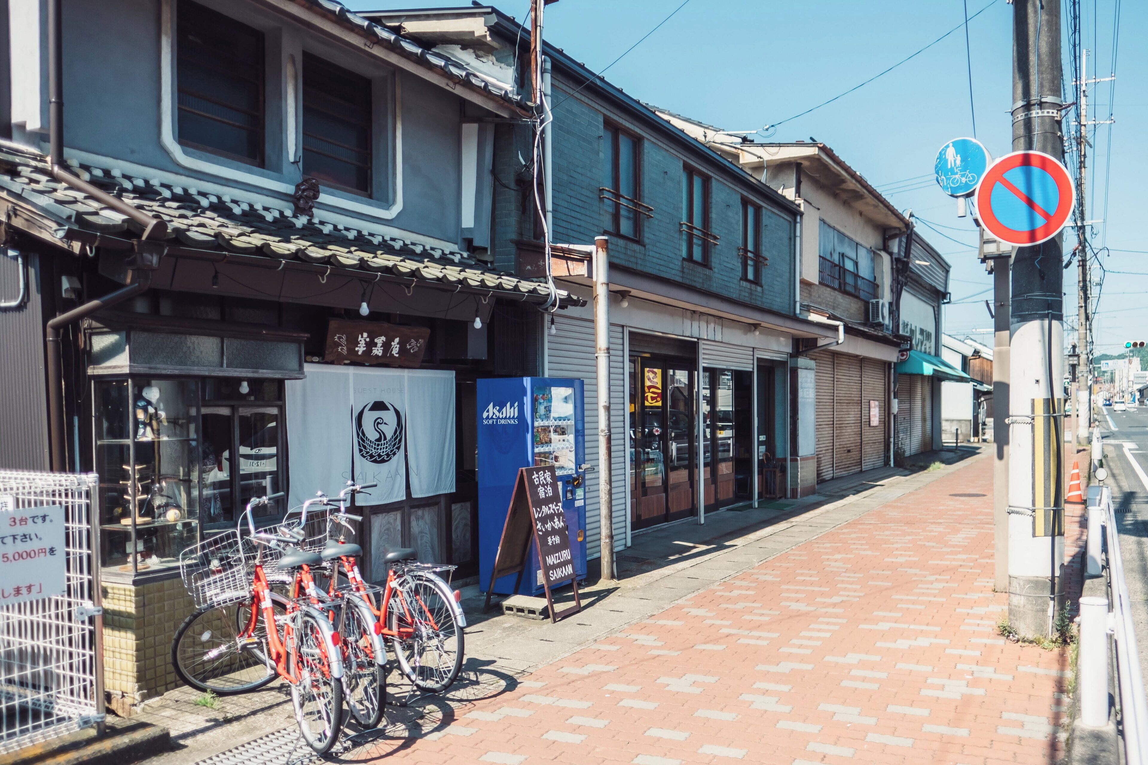 Calle con edificios tradicionales, bicicletas y cielo despejado.