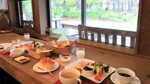 A breakfast buffet with various food items and beverages on a wooden table. - Tabi-yado Bunsuirei (Gujo)
