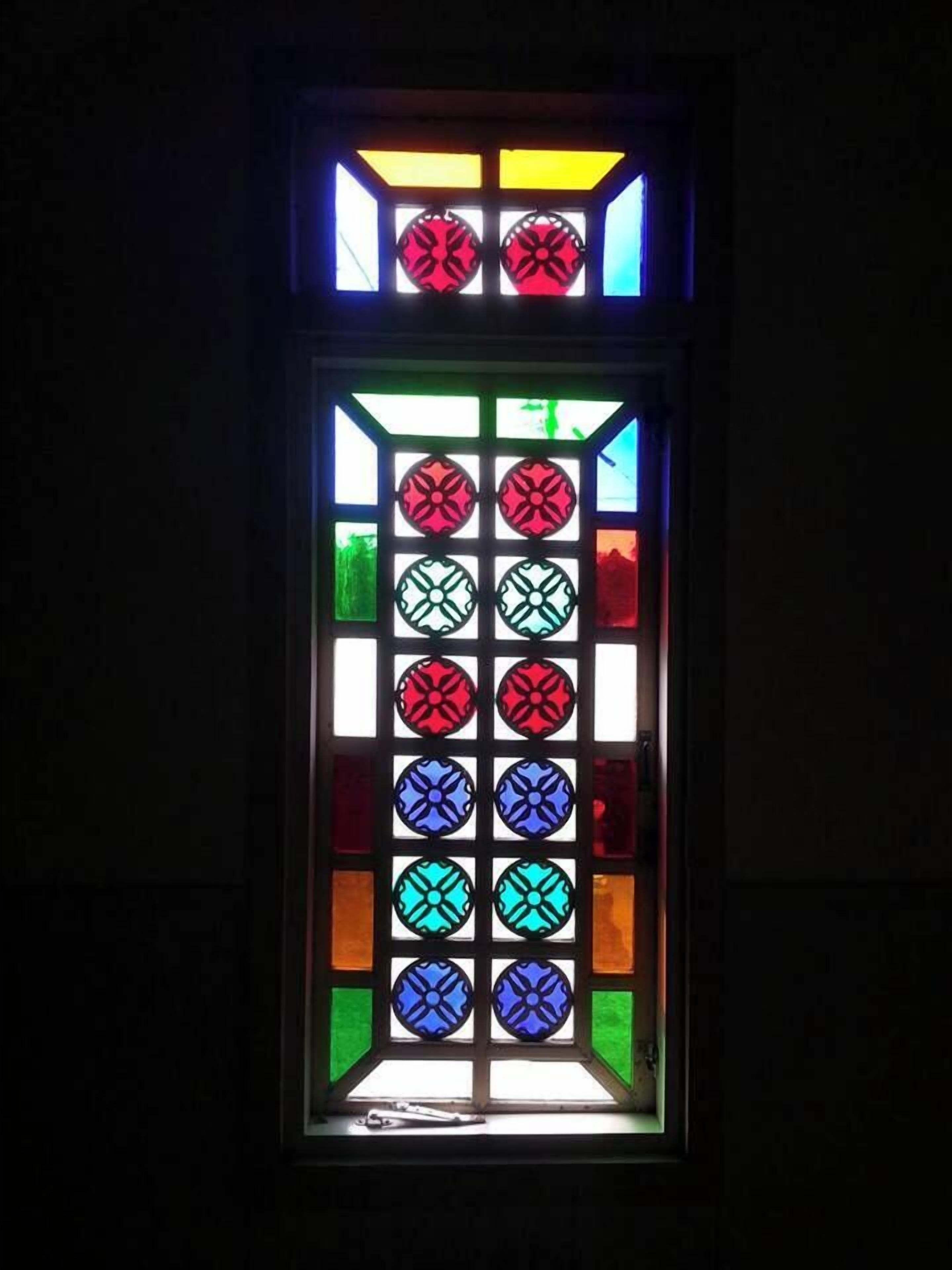 Een glas-in-loodraam met een geometrisch patroon.