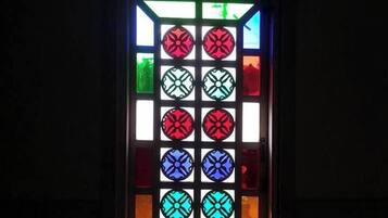 Een glas-in-loodraam met een geometrisch patroon.