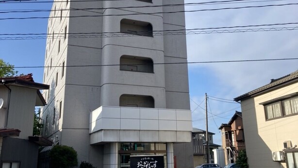 A tall, modern building with multiple balconies and a ground-level entrance. - Hotel Premier States Nagaoka-kita (Nagaoka)