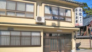 Exterior detail - Yayoi Ryokan (Ono)
