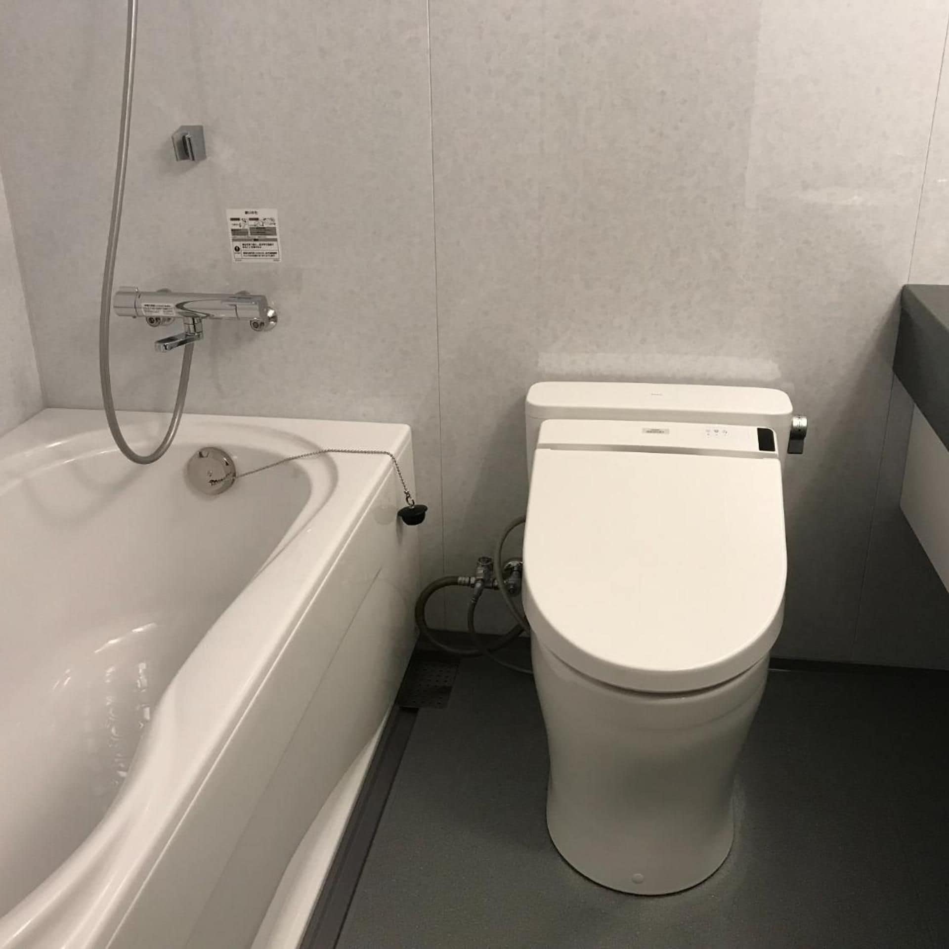 Ein Badezimmer mit einer Badewanne, Toilette und Duschbrause.