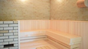 A sauna with wooden benches and a brick wall. - Niimi Chiya Onsen Ibuki no Sato (Niimi)