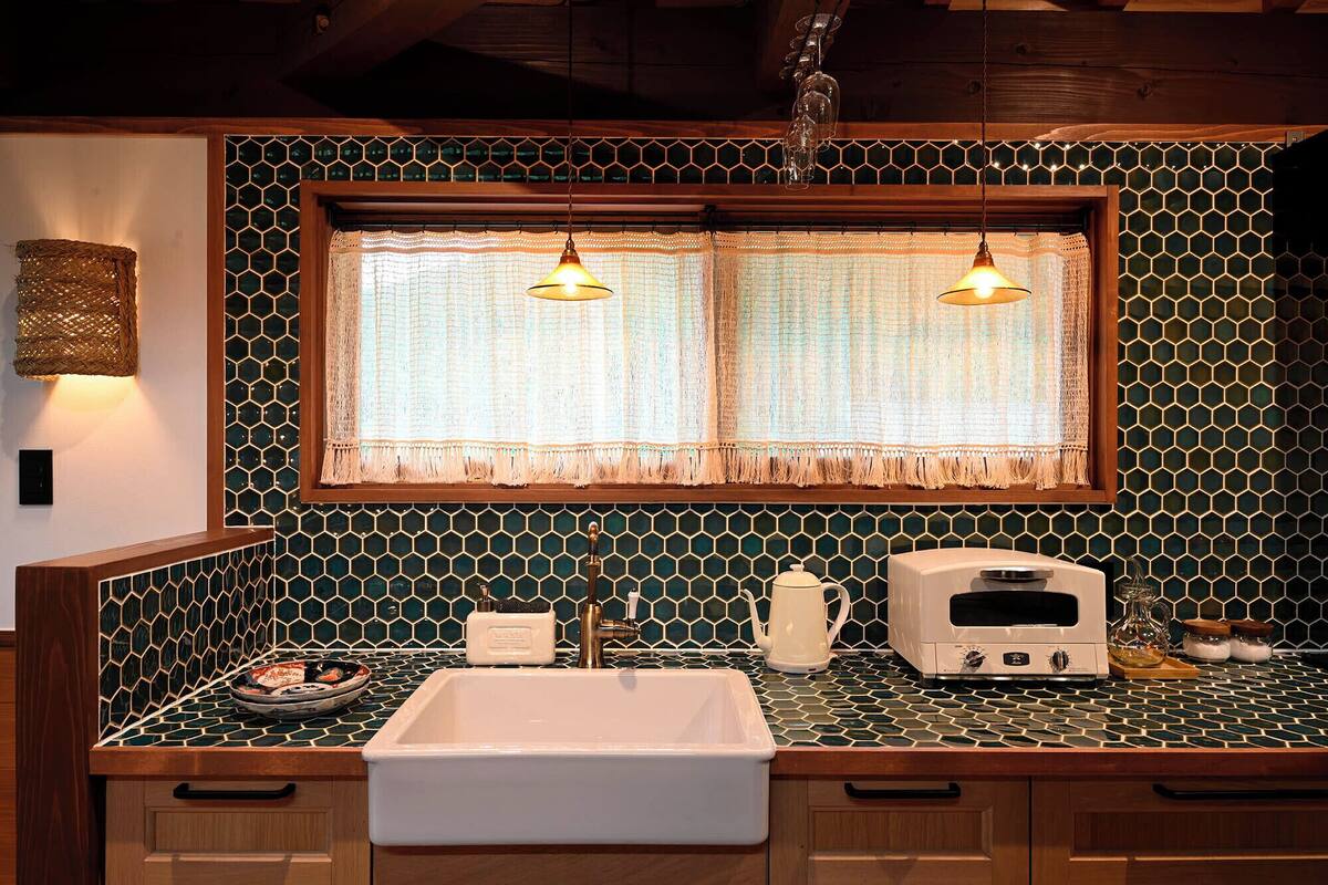 Private kitchen | Fridge, microwave, stovetop, cookware/dishes/utensils