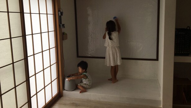 A room with tatami flooring, a shoji screen door, and a large framed artwork on the wall. - Smith no Ie Chosei (Chosei)