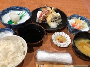 A traditional Japanese meal with various dishes including rice, soup, and tempura. - Business Hotel Hosen An-nakakan (Annaka)