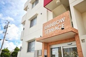Um edifício com uma placa que diz 'RAINBOW TERRACE'.