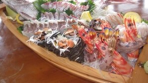 A seafood platter with various types of fish and shellfish on a wooden tray. - Pension Mangame (Awaji)