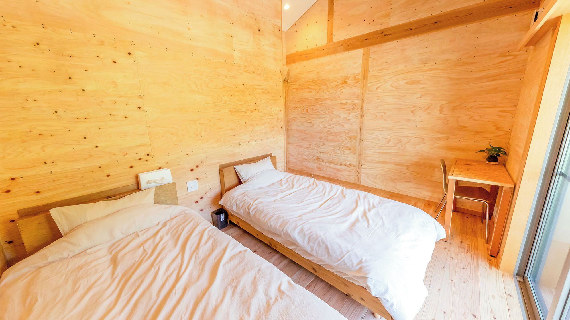 Escritorio y tabla de planchar con plancha