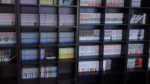 Una estantería llena de libros y DVD.