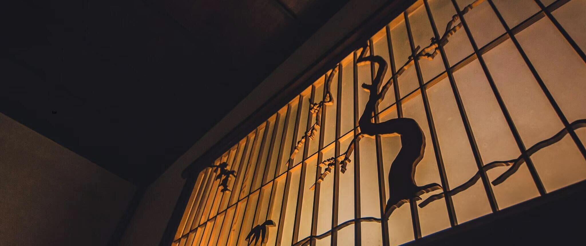 Una ventana con una reja de metal y detalles decorativos.