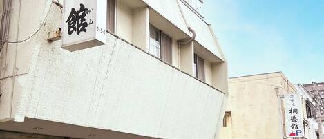 A building with a sign that reads "Hotel Kurobe Inn".