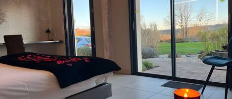 5 bedrooms, iron/ironing board, WiFi, bed sheets