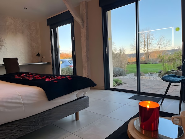 5 bedrooms, iron/ironing board, WiFi, bed sheets