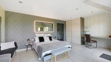 5 bedrooms, iron/ironing board, WiFi, bed sheets