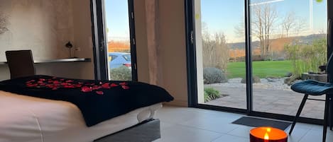 5 bedrooms, iron/ironing board, WiFi, bed sheets