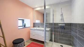 Shower, hair dryer, towels