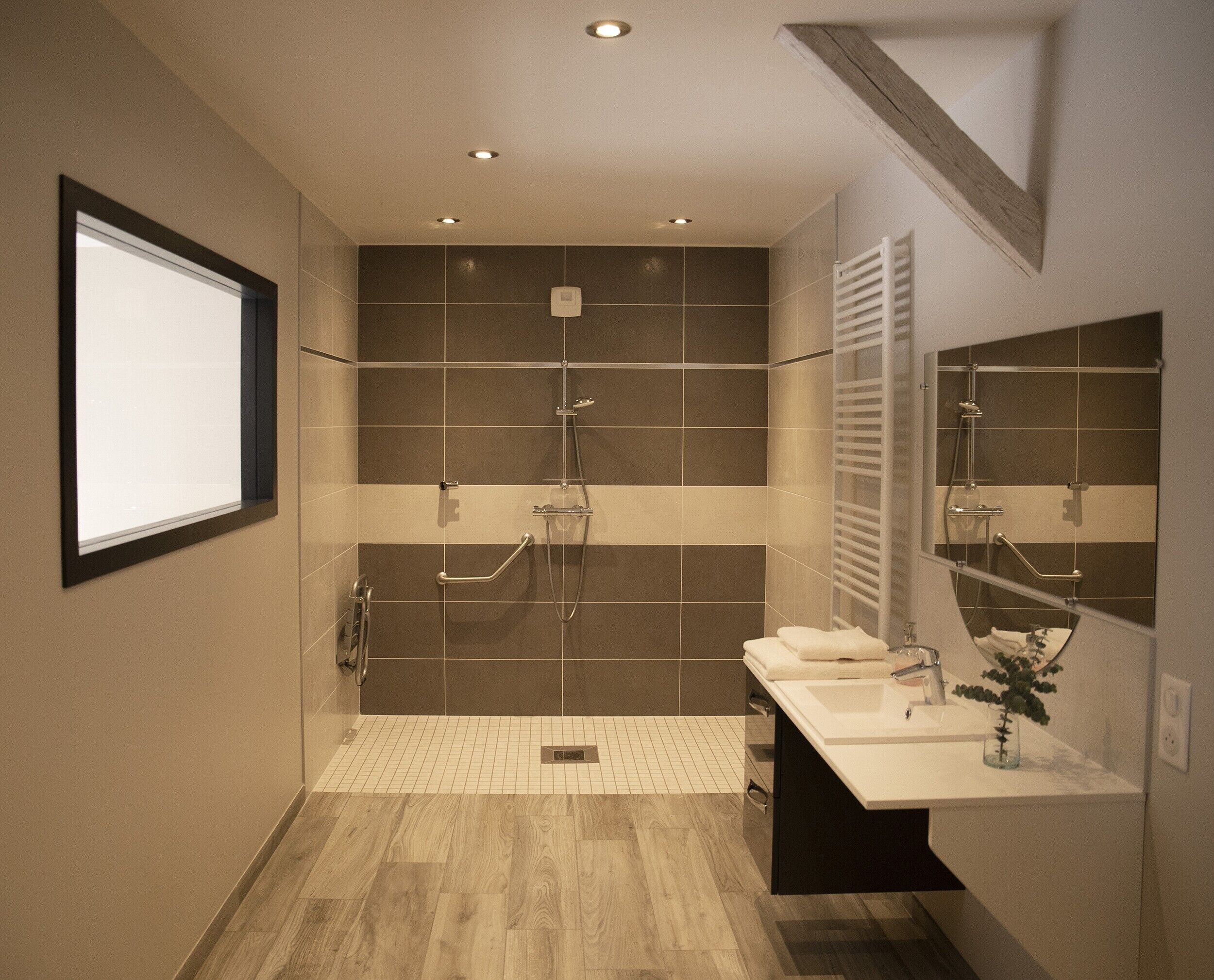 Een douche, een haardroger, handdoeken
