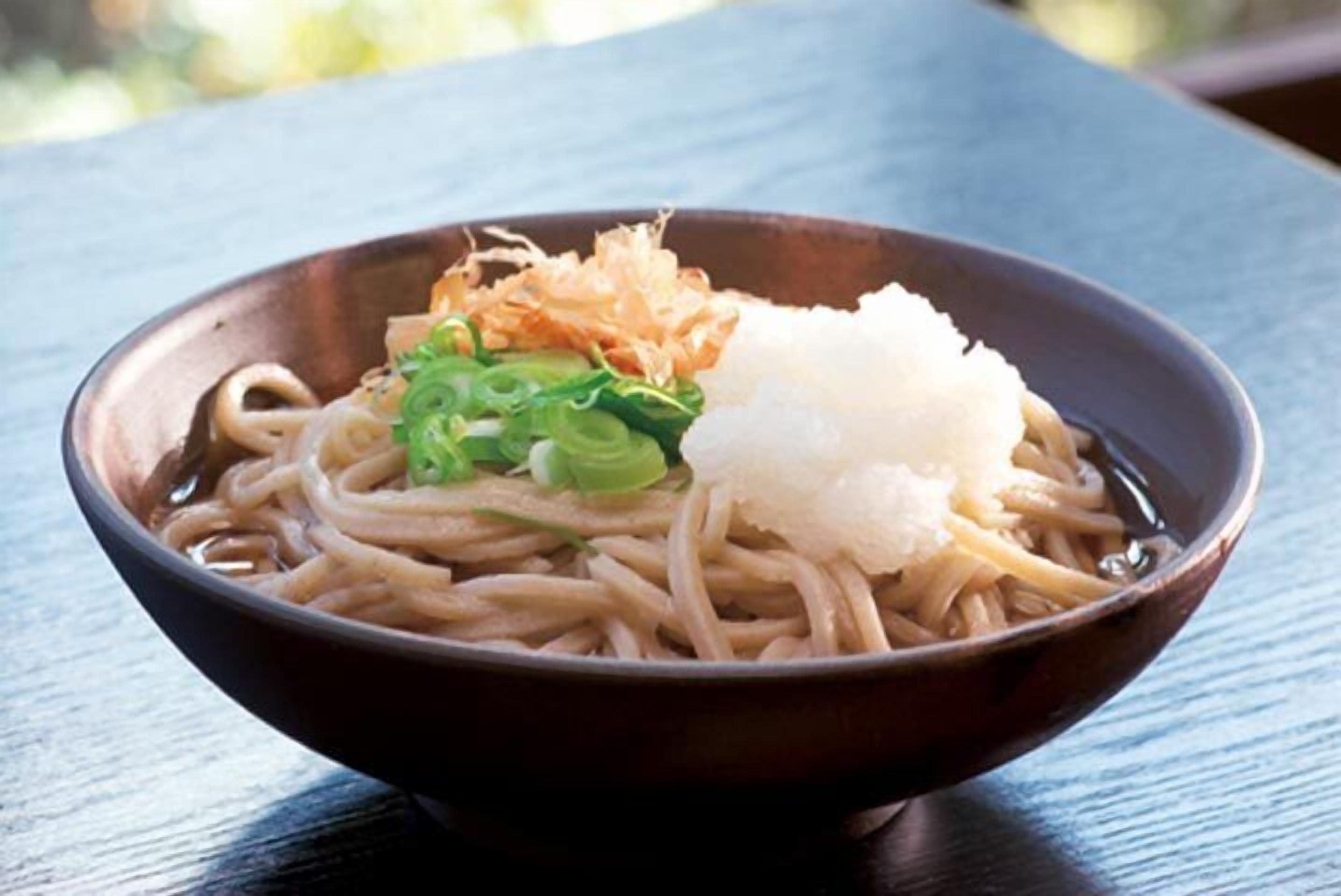 Un tazón de fideos con ingredientes.