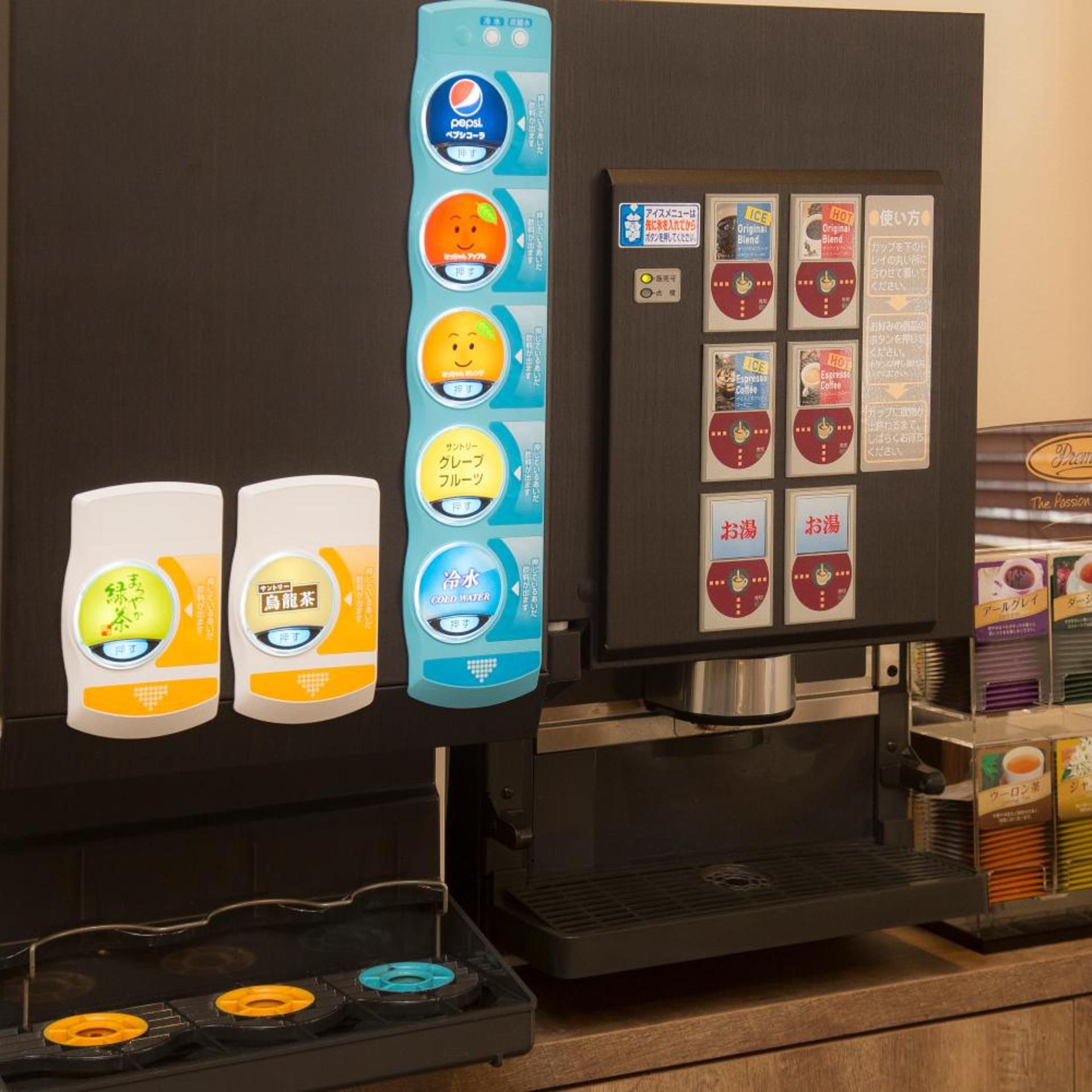 Un distributeur de boissons proposant un large choix de boissons et une machine à café.
