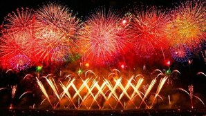 Espectáculo de fuegos artificiales nocturnos con múltiples explosiones de luz.