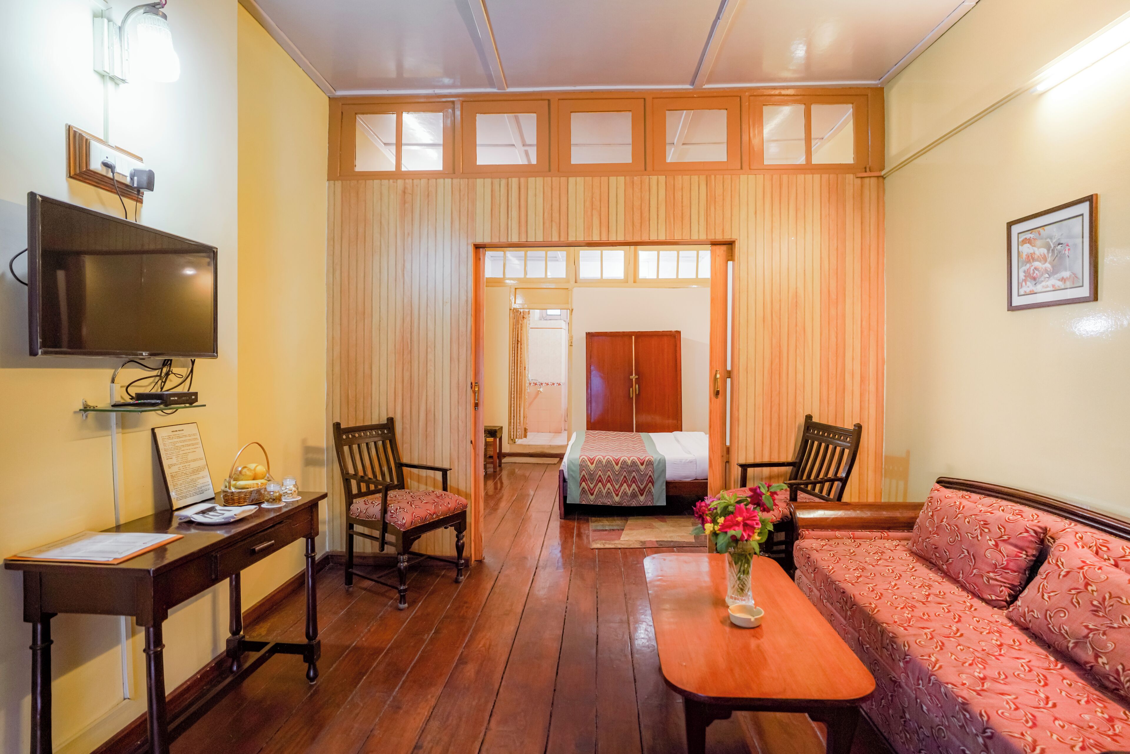 Classic Suite, Mountain View | Desk, laptop workspace, iron/ironing board, free WiFi