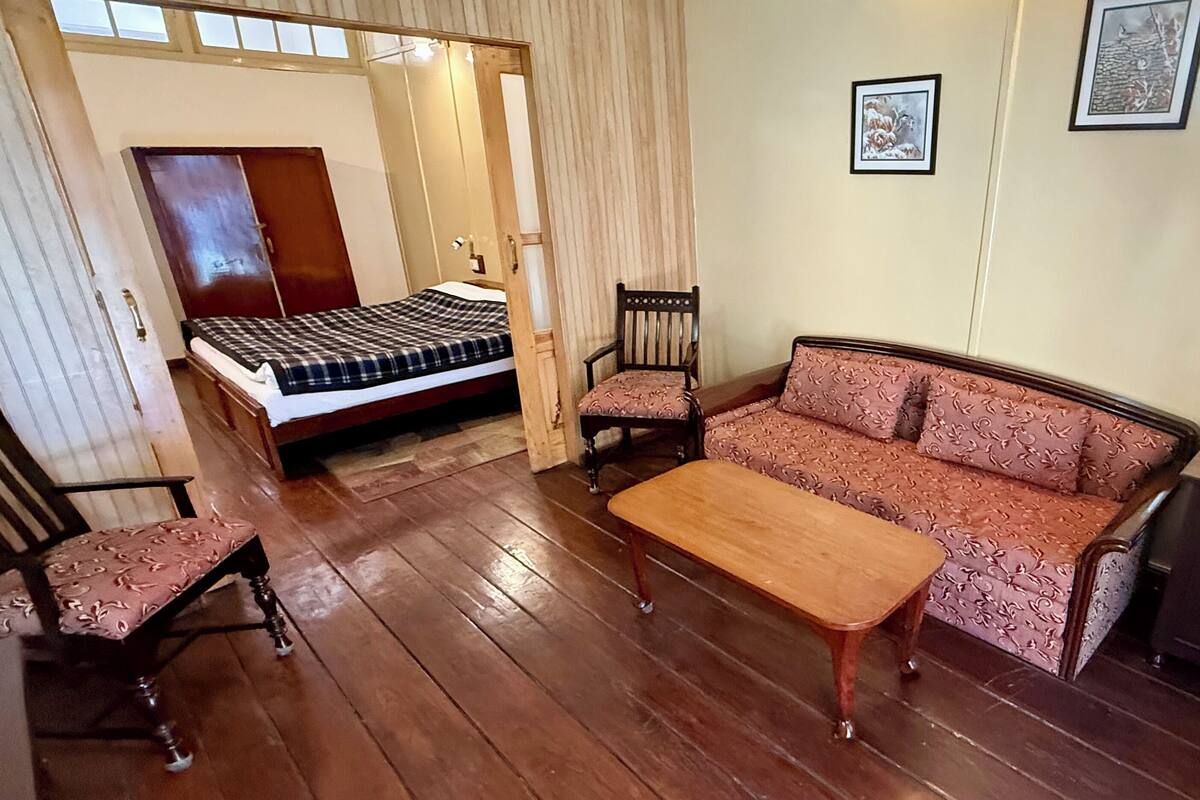 Classic Suite, Mountain View | Desk, laptop workspace, iron/ironing board, free WiFi