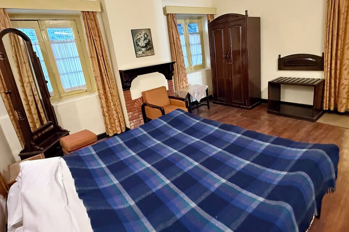 Junior Suite, Lake View | Desk, laptop workspace, iron/ironing board, free WiFi