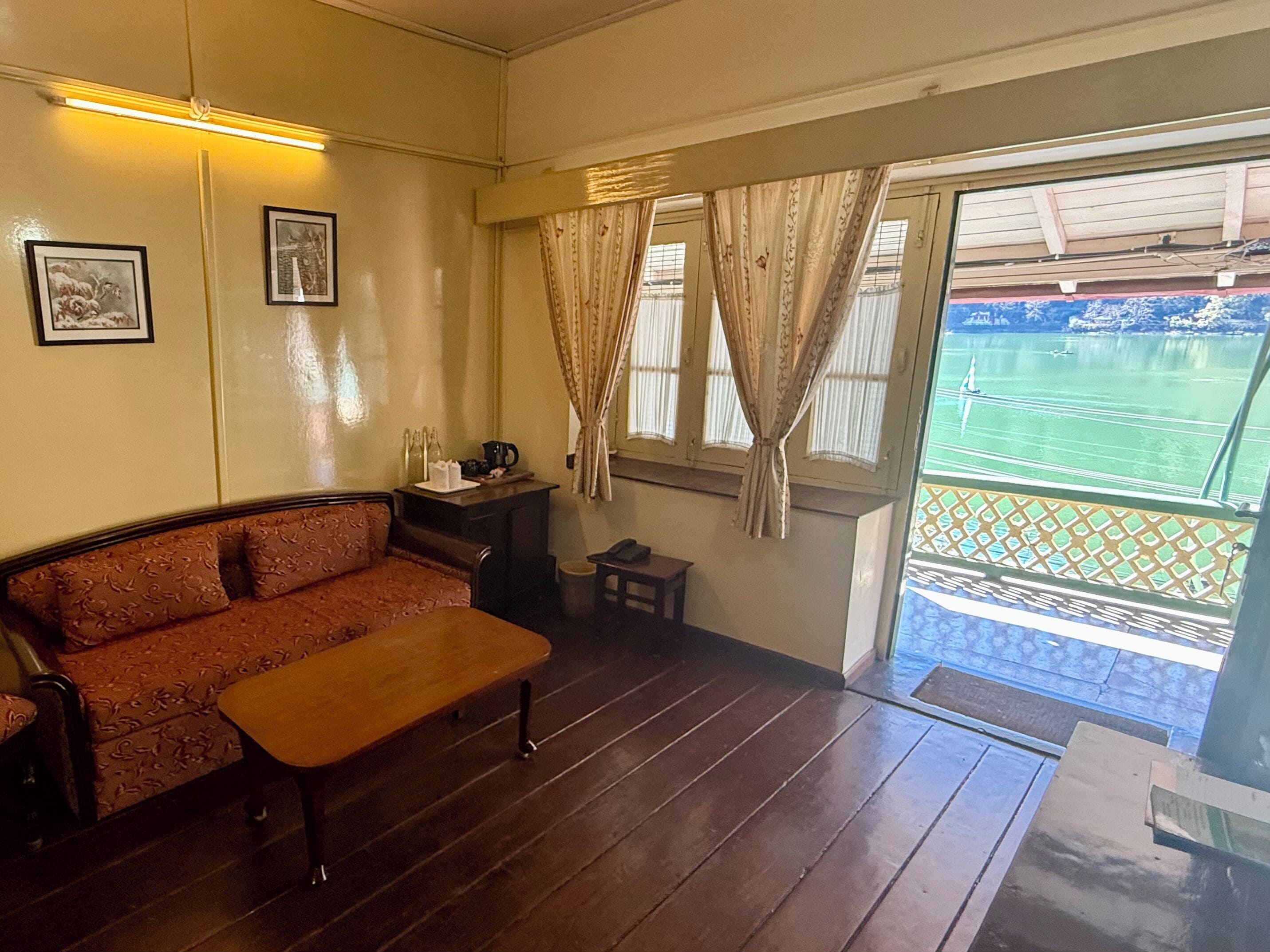 Suite – classic, fjellutsikt | Oppholdsområde | En 10-tommers TV med kabel-kanaler samt premierefilmer