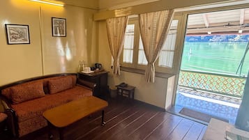 Suite – classic, fjellutsikt | Oppholdsområde | En 10-tommers TV med kabel-kanaler samt premierefilmer