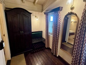 Kahden hengen deluxe-huone, vuoristonäköala | Työpöytä, kannettavalle tietokoneelle sopiva työtila