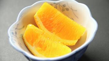 A bowl with slices of orange.