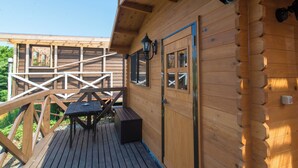A wooden cabin with a deck, a door, and a window. - Manazuru Glamping & BBQ Coottage Deja Vu (Manazuru)