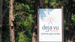 A sign for Deja Vu Manazuru, a glamping and BBQ cottage. - Manazuru Glamping & BBQ Coottage Deja Vu (Manazuru)
