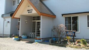 A building with a covered entrance labeled "WHITE WING." - White Wing (Yamanakako)