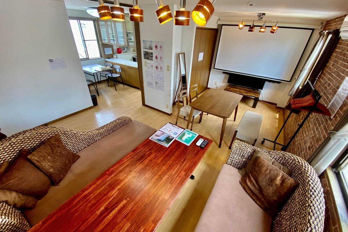 Un salon moderne avec une table basse en bois, deux canapés et un téléviseur.
