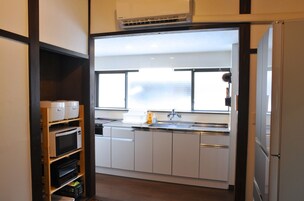 Frigobar, microondas, placa de cocina