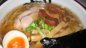 Eine Schüssel Ramen mit Schweinefleisch, Ei und Algen.