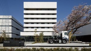 A modern building with a flat facade and multiple windows. - Plaza Annex (Fujisawa)