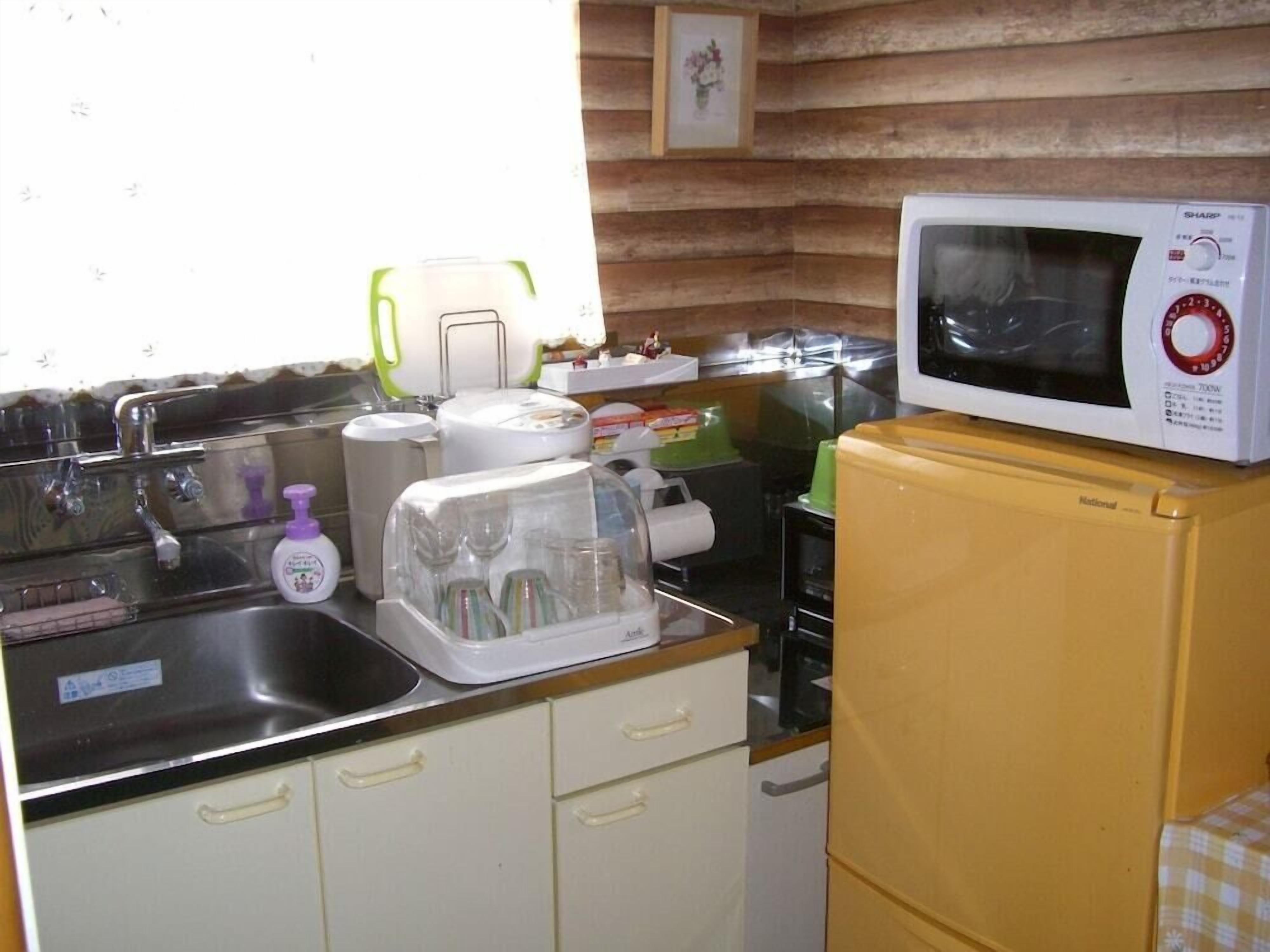 Frigorífico, microondas, placa de cocina y utensilios de cocina